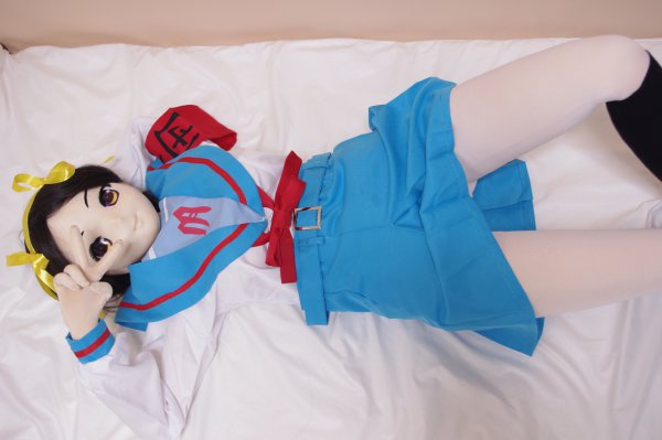 リップロップTYPE-SO1のコスプレ(涼宮ハルヒ)仰向けピースアップ