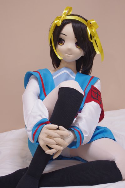 リップロップTYPE-SO1のコスプレ(涼宮ハルヒ)片膝抱え