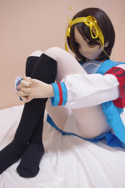リップロップTYPE-SO1のコスプレ(涼宮ハルヒ)体育座り