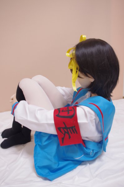 リップロップTYPE-SO1のコスプレ(涼宮ハルヒ)体育座り後ろ姿