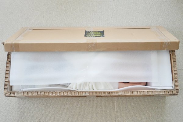95cmシリコンドール猫耳Akaneの梱包箱の蓋を開ける