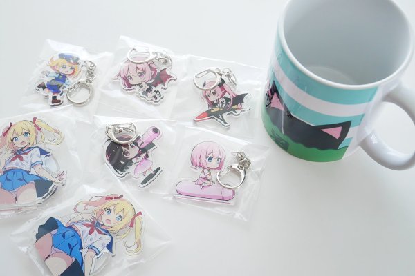 キーホルダーとマグカップ